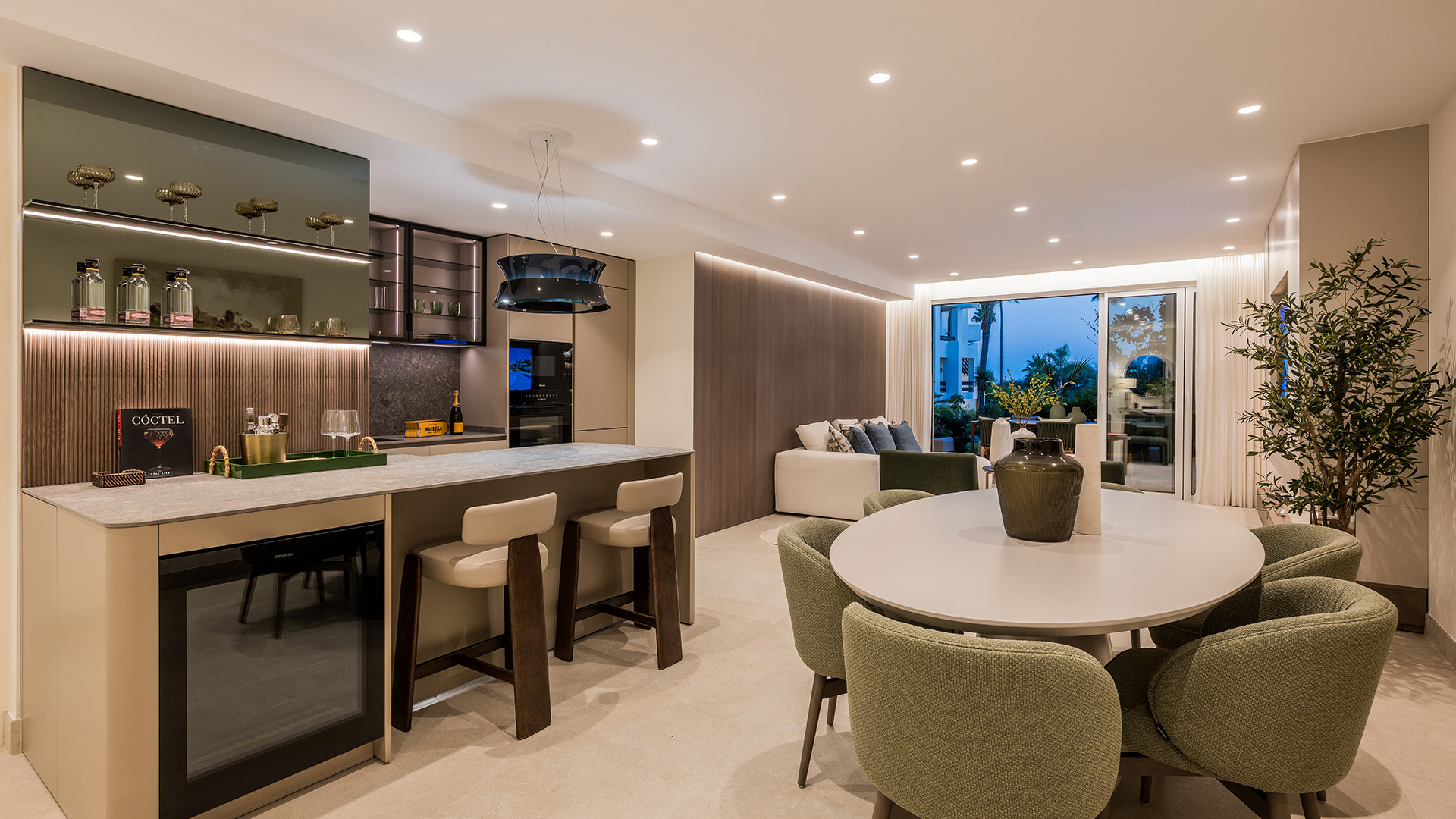Bahia del Velerin 3-1 - 29 lounge dining kitchen evening